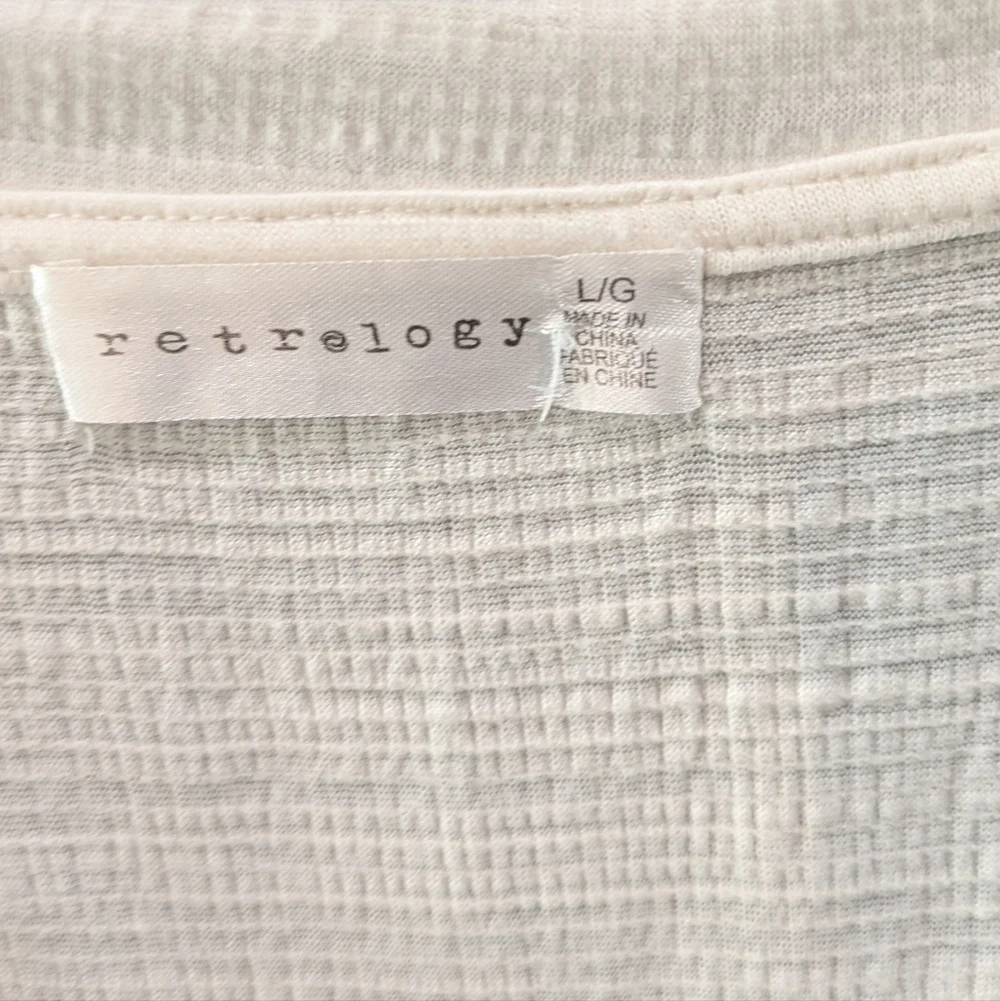 Retrology White Short Sleeve V-Neck Top - Picture 4 of 5